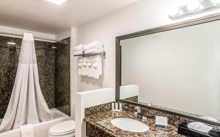 Quality Inn & Suites near Downtown Bakersfield
