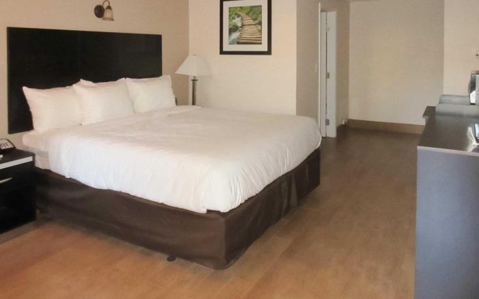 Quality Inn & Suites near Downtown Bakersfield
