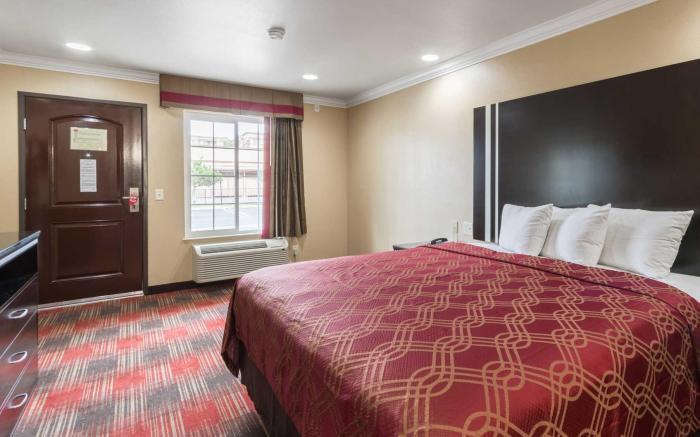 Econo Lodge Inn & Suites Escondido Downtown
