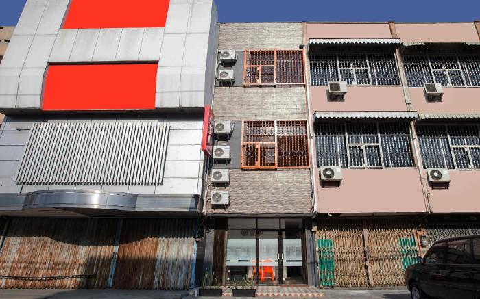 OYO 2720 Sutomo Inn