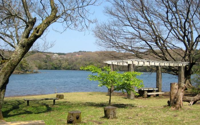 Izu Ippeki lake lakeside terrace
