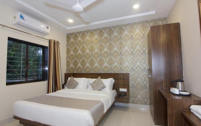 STRAND RESORT