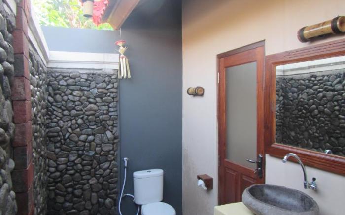 Made Taro - Menjangan Homestay