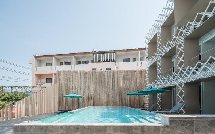 Yanud Hotel