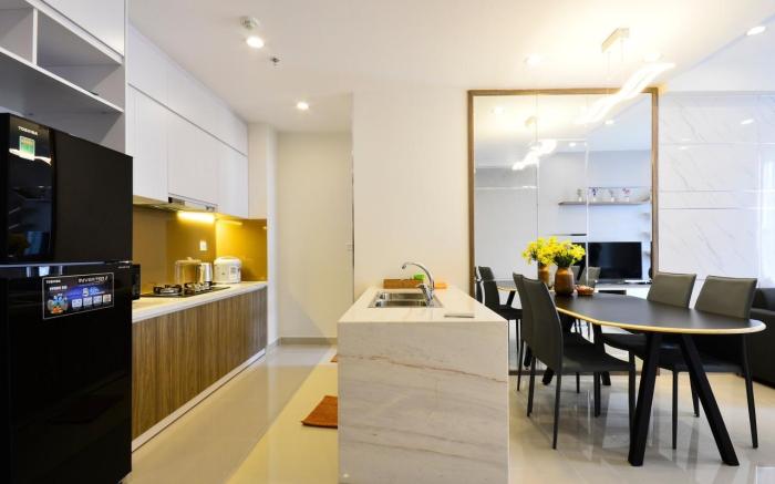 DOWNTOWN 2BR APT, High Floor, FREE POOL