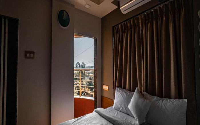 Pooja Villa Suites-Rooms and Pool, Igatpuri 