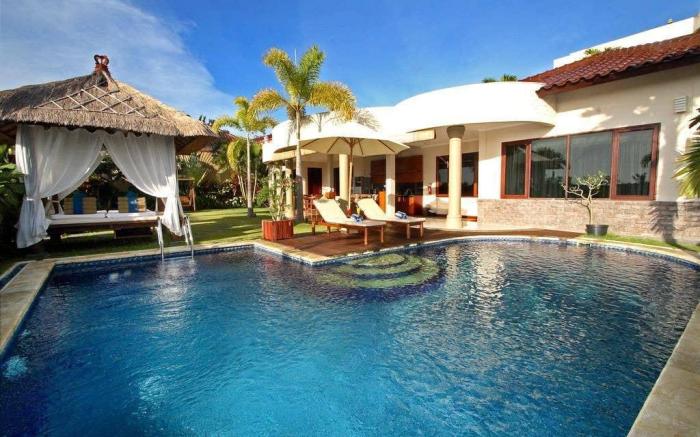 Amazing 2BR Private Pool Near GWK Cultural Park