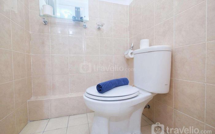 Mall Access 2BR at Apartment Green Bay By Travelio