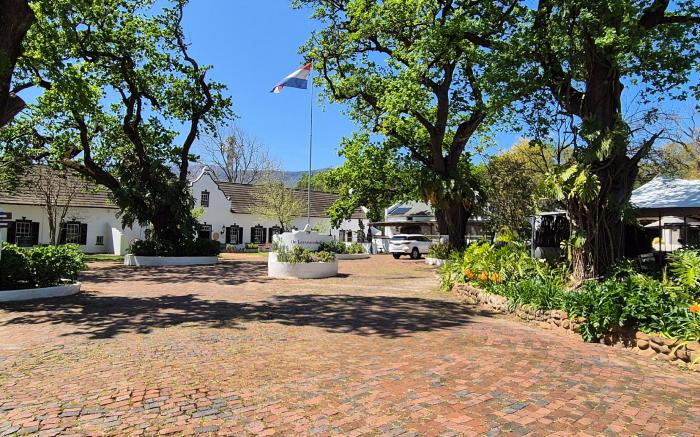 De Leeuwenhof Estate Hotel