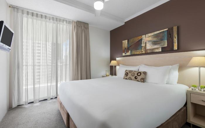 Oaks Brisbane River City Suites