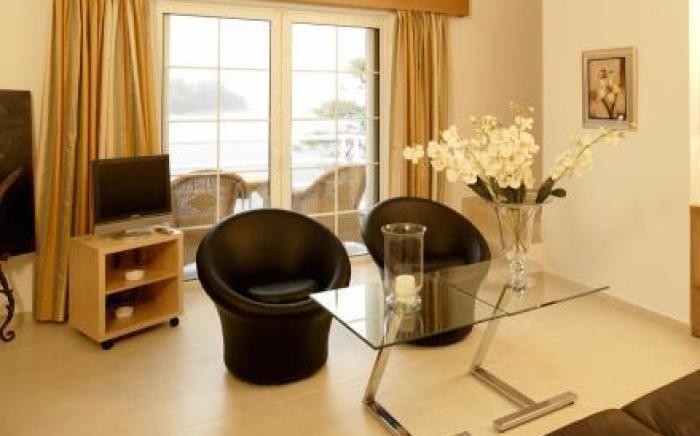 Cape Kanapitsa Hotel & Suites