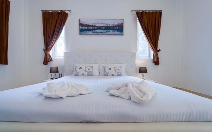Six Bedroom Luxury Villa on Golf Course (PH125)