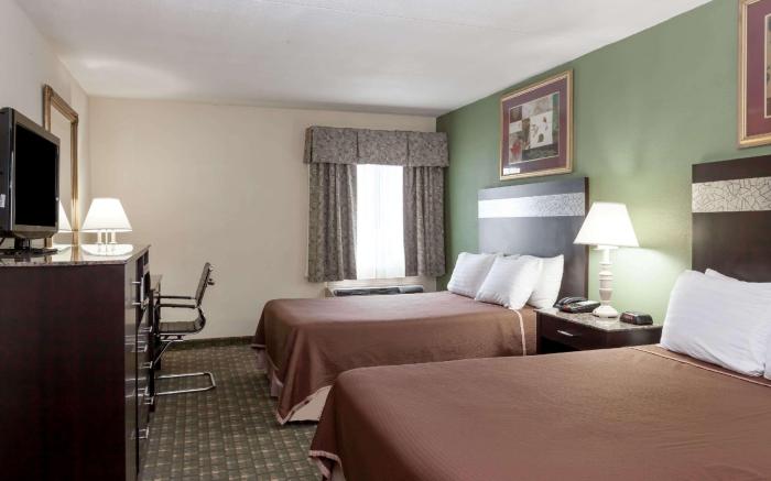 Howard Johnson Hotel by Wyndham Newark Airport