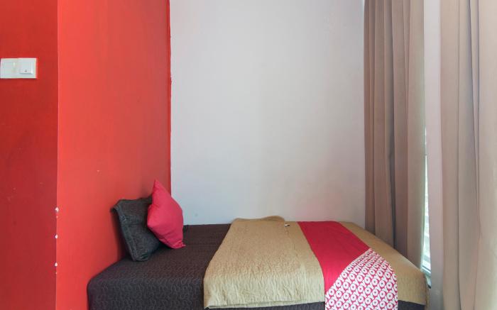 OYO 439 Night Queen Hotel