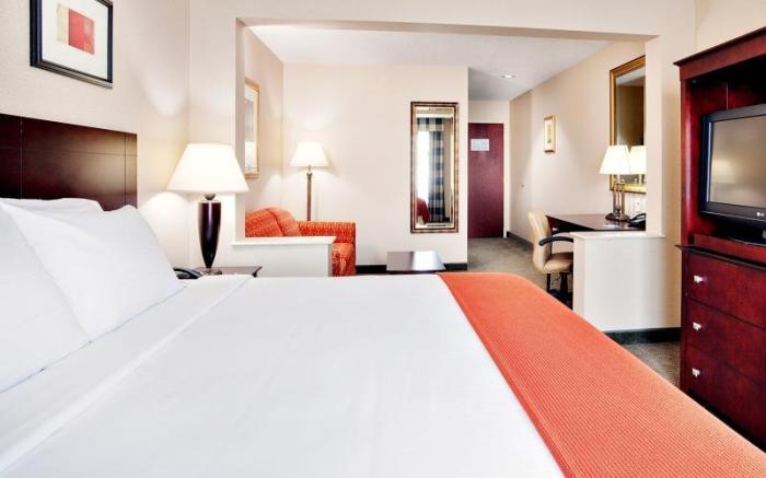 Holiday Inn Express & Suites Bradley Airport By IHG