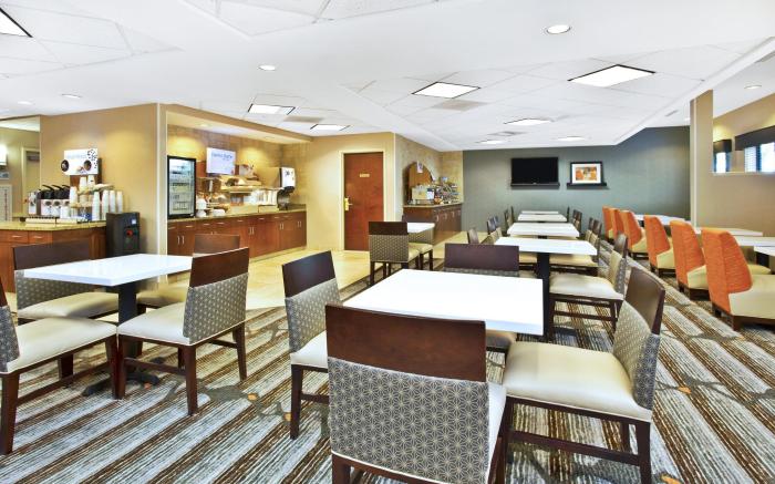 Holiday Inn Express & Suites Bradley Airport By IHG