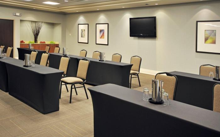 Holiday Inn Express & Suites Vaughan Southwest By IHG
