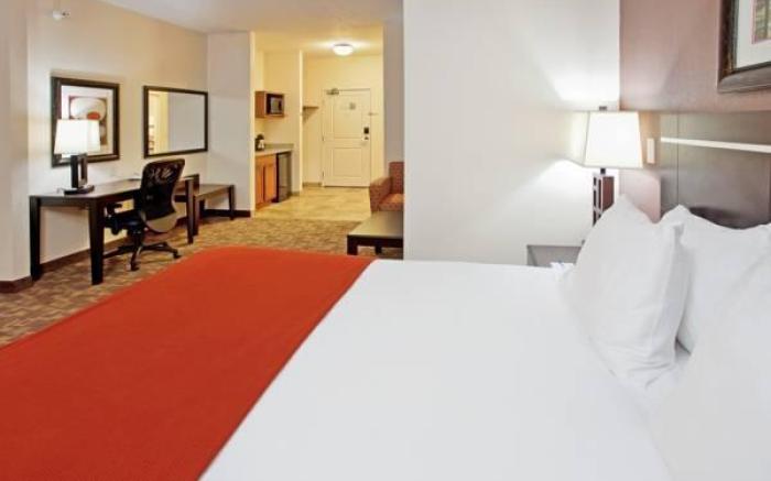 Holiday Inn Express Hotel and Suites Lincoln Airport By IHG