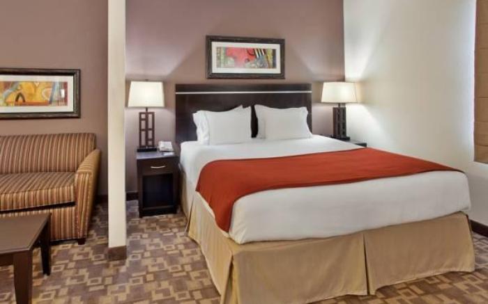 Holiday Inn Express Hotel and Suites Lincoln Airport By IHG