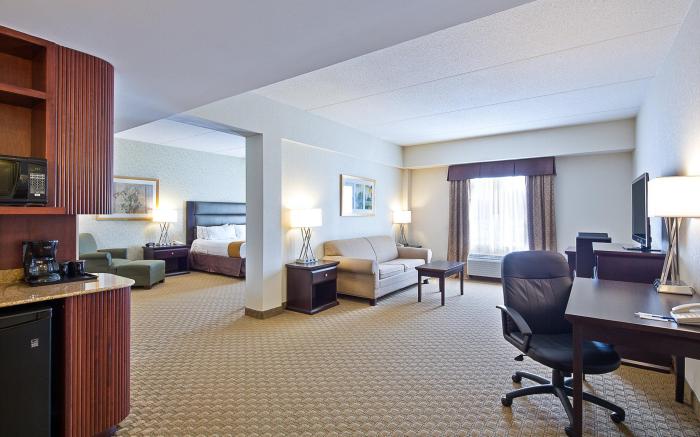 Holiday Inn Express Hotel & Suites Ottawa Airport By IHG