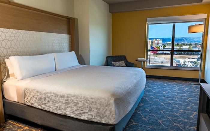 Holiday Inn & Suites Oakland - Airport by IHG