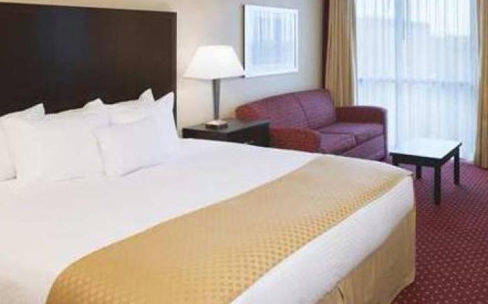 DoubleTree by Hilton Detroit - Dearborn