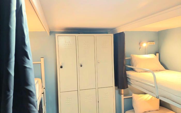 SHARED room  .  (SLEEPS 4) SHARED SHOWER .TOILET