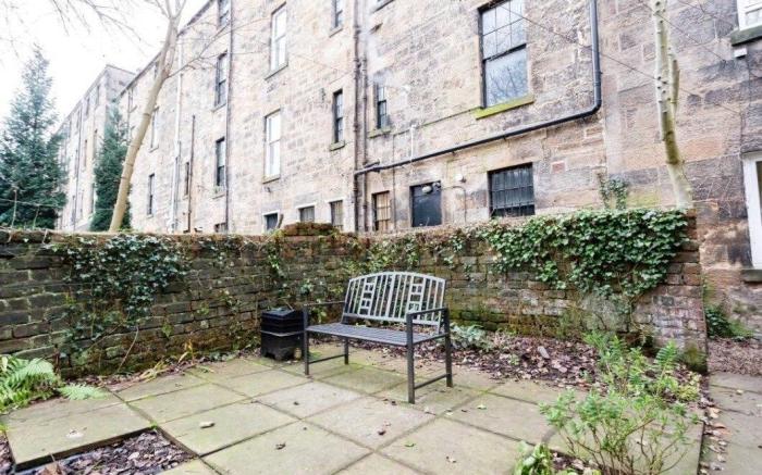 Cosy, Vibrant & Spacious Apartment In West End