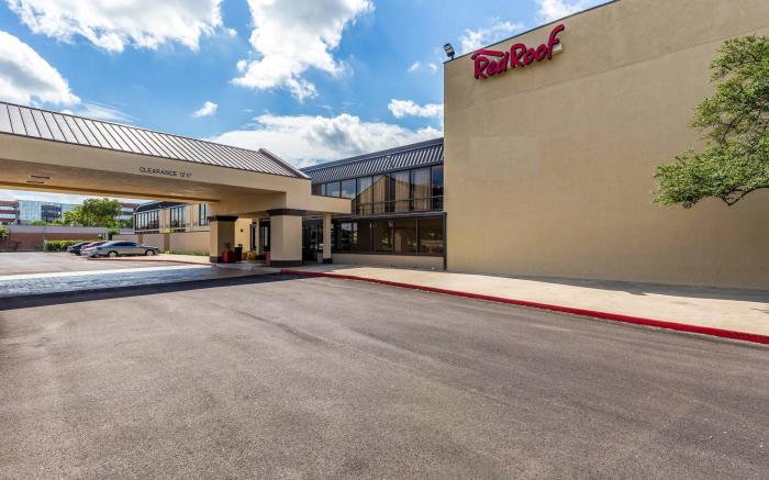 Red Roof PLUS+ & Suites Houston - IAH Airport SW