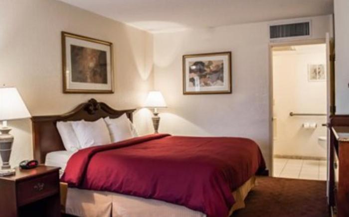Clarion Inn & Suites Central Clearwater Beach