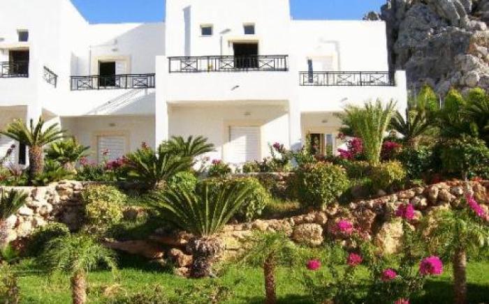 Lambis Studios & Apartments