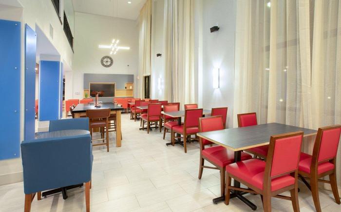 Holiday Inn Express & Suites Phoenix - Glendale Sports Dist By IHG