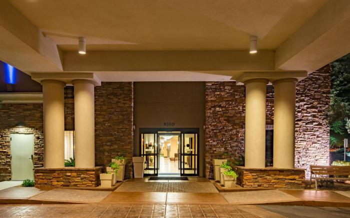 Holiday Inn Express & Suites Phoenix - Glendale Sports Dist By IHG