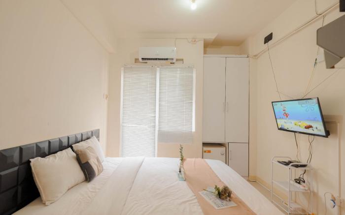 Studio with Access to Mall Green Pramuka Travelio