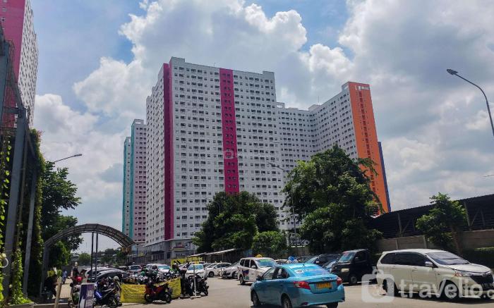 Studio with Access to Mall Green Pramuka Travelio