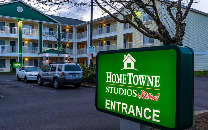 HomeTowne Studios Eugene - Springfield
