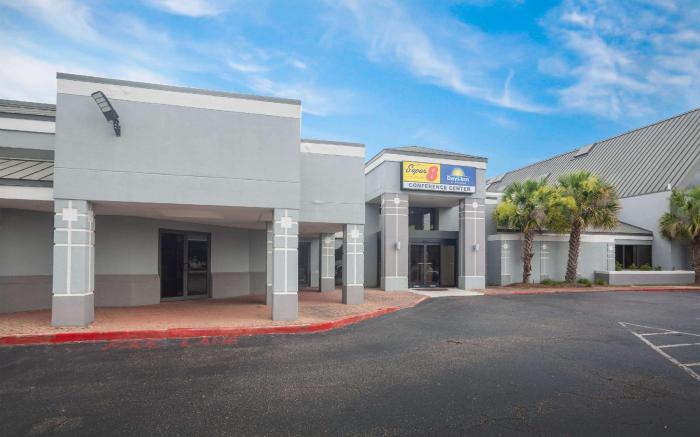 Super 8 by Wyndham Mobile I-65