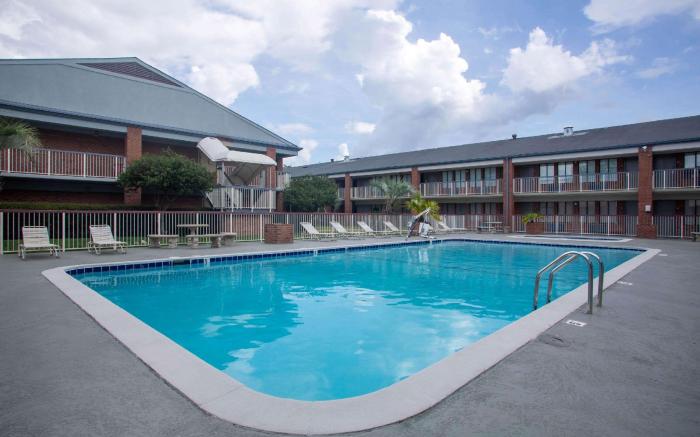Super 8 by Wyndham Mobile I-65