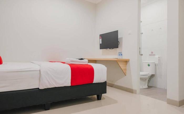RedDoorz Plus near Soekarno Hatta Airport Taman Mahkota