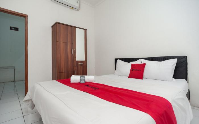 RedDoorz Syariah Plus near Jatiwarna Toll Gate