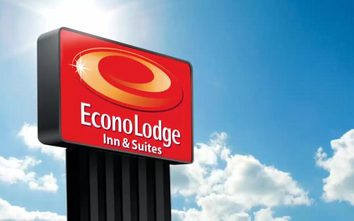 Econo Lodge Inn & Suites