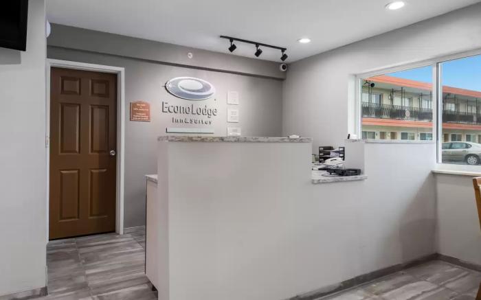 Econo Lodge Inn & Suites