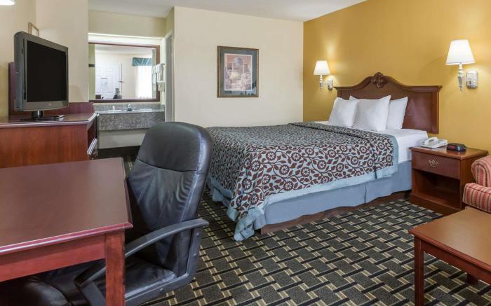 Days Inn & Suites by Wyndham Warner Robins Near Robins AFB