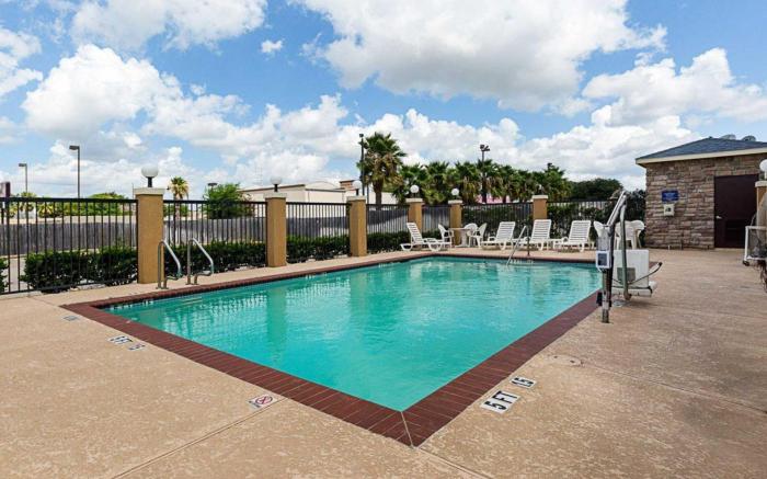 Days Inn & Suites by Wyndham Houston / West Energy Corridor