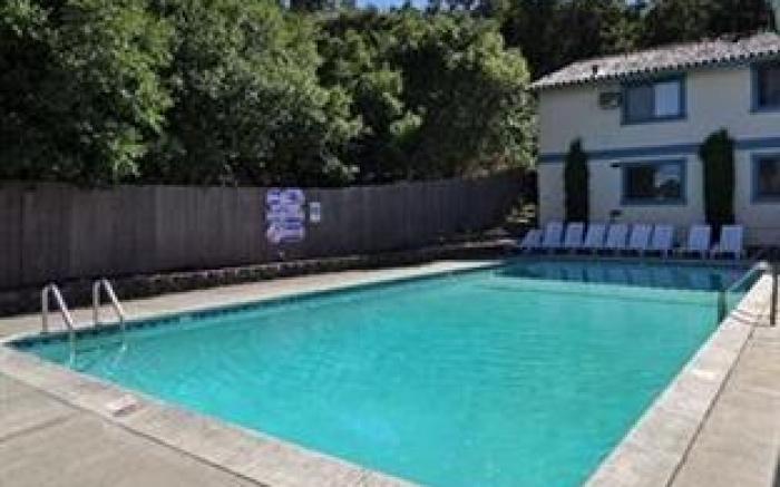 MARINWOOD INN & SUITES