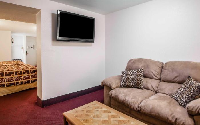 Econo Lodge Truman Inn