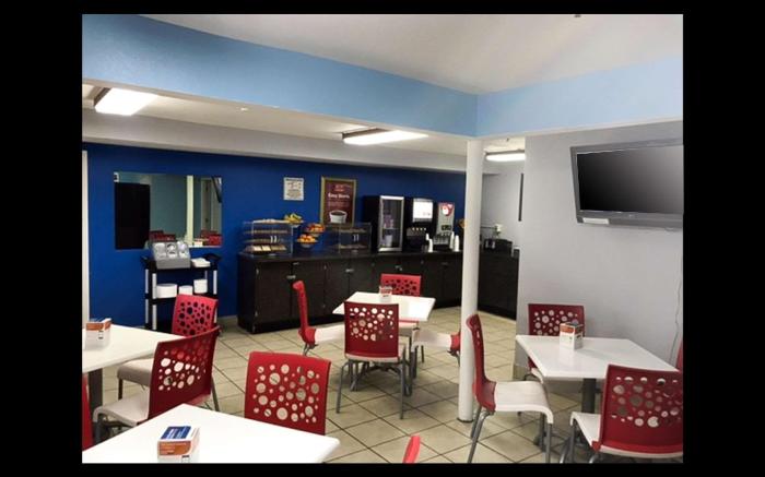 Econo Lodge Inn & Suites I-64 & US 13