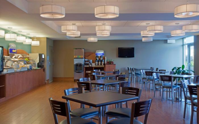 Holiday Inn Express Hotel & Suites Saint - Hyacinthe By IHG