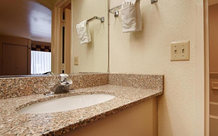 Sure Stay Hotel by Best Western East Brunswick Inn
