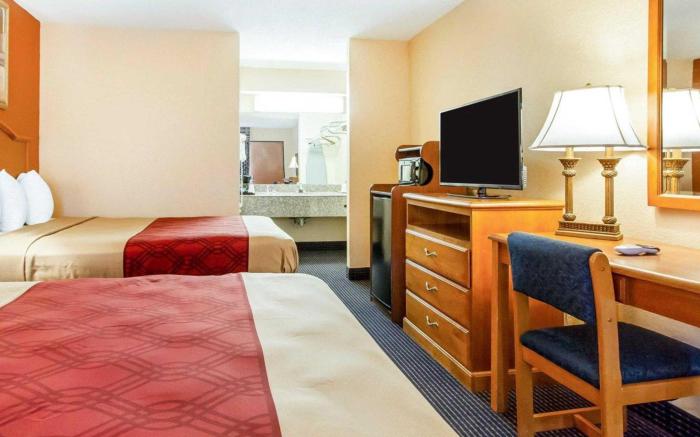 Econo Lodge Inn & Suites